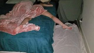 Сводный брат поимел киску крепко спящей сестры на кровати